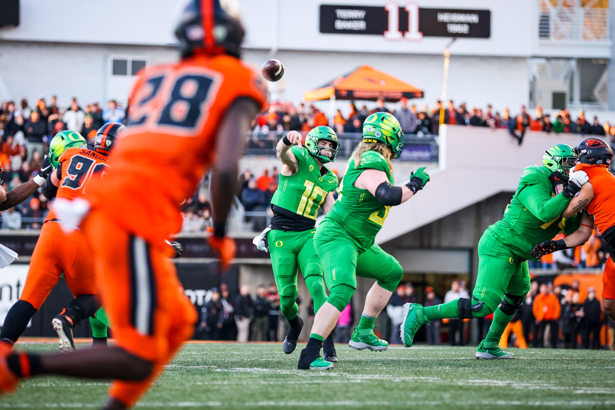 Oregon Ducks quarterback Bo Nix throws a pass against the Oregon State Beavers in 2022.